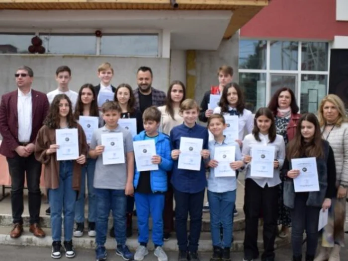 O parte din elevii cu rezultate bune la olimpiadele şcolare FOTO LTME