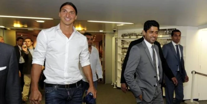 l'Equipe | Zlatan Ibrahimovic, alături de preşedintele lui PSG, Nasser Al Khelaïfi, după semnarea contractului