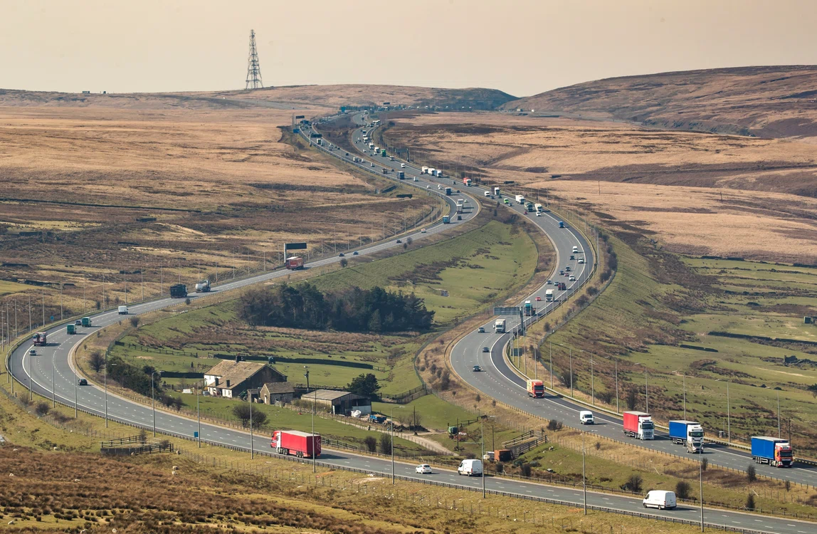 Ferma Stott Hall, situată pe autostrada M62 din Marea Britanie