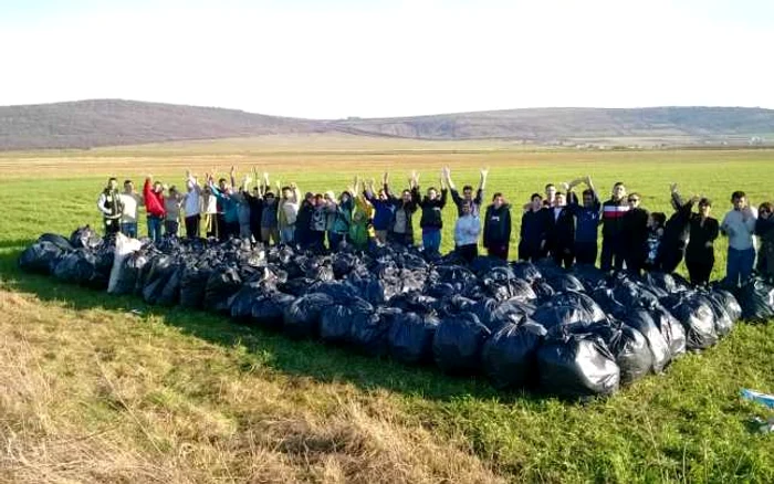 Voluntarii au strâns 200 de saci cu deşeuri FOTO arhivă