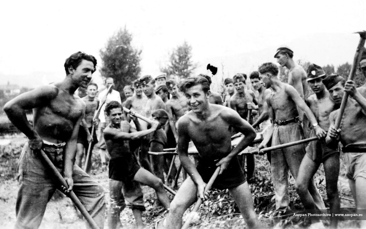 Elevi la muca patriotica Foto Fototeca Azopan (1) jpg