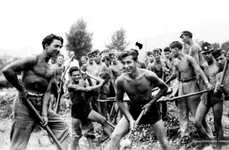 Elevi la muca patriotica Foto Fototeca Azopan (1) jpg