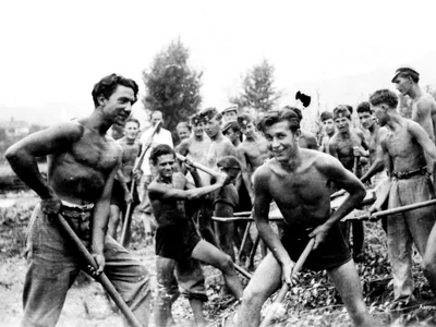 Elevi la muca patriotica Foto Fototeca Azopan (1) jpg