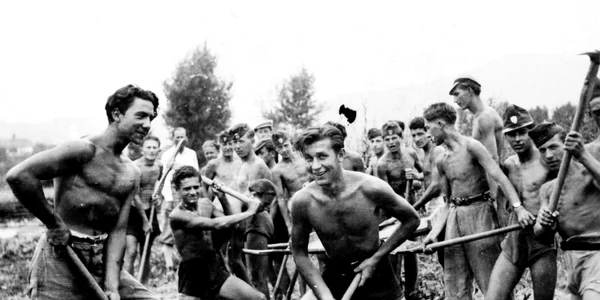 Elevi la muca patriotica Foto Fototeca Azopan (1) jpg