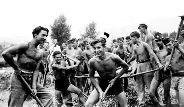 Elevi la muca patriotica Foto Fototeca Azopan (1) jpg