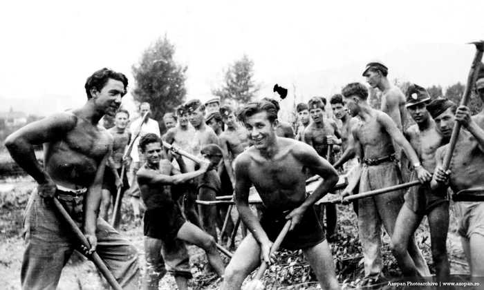 Elevi la muca patriotica Foto Fototeca Azopan (1) jpg