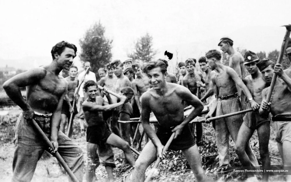 Vacanțele de vară ale elevilor: de la „munca patriotică” pe șantierele din comunism la taberele de aventură din secolul XXI