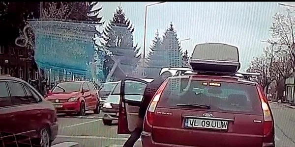Şofer agresat pe cel mai important bulevard din Râmnicu Vâlcea după o şicanare în trafic Foto captură video