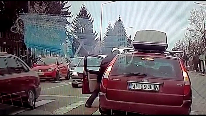 Şofer agresat pe cel mai important bulevard din Râmnicu Vâlcea după o şicanare în trafic Foto captură video