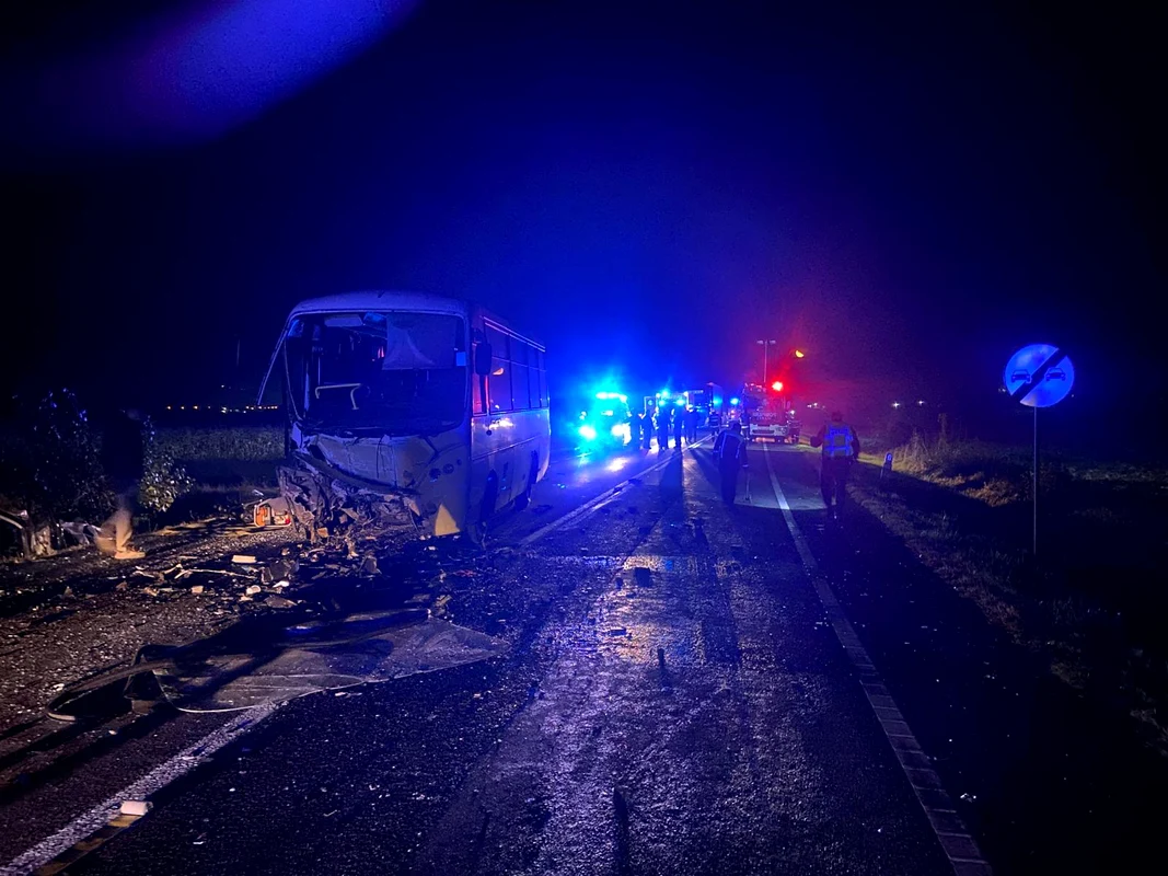 Accident pe DN 66 între un autocar și un autoturism. Foto: ISU Hunedoara