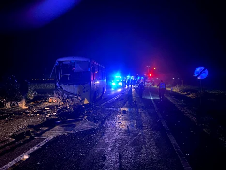 Accident pe DN 66 între un autocar și un autoturism. Foto: ISU Hunedoara