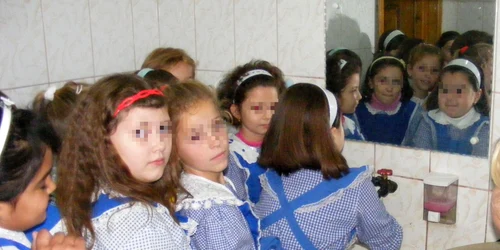 Copii la şcoală. FOTO: IULIAN BUNILĂ