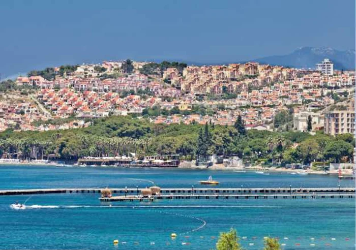 Kusadasi se mândreşte cu plajele cu nisip fin, cu marea înspumată şi cu 300 de zile însorite pe an FOTO SHUTTERSTOCK