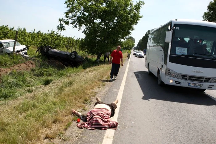 Mercedesul s-a răsturnat, Loganul a ajuns în vie, iar Renault-ul în şanţ