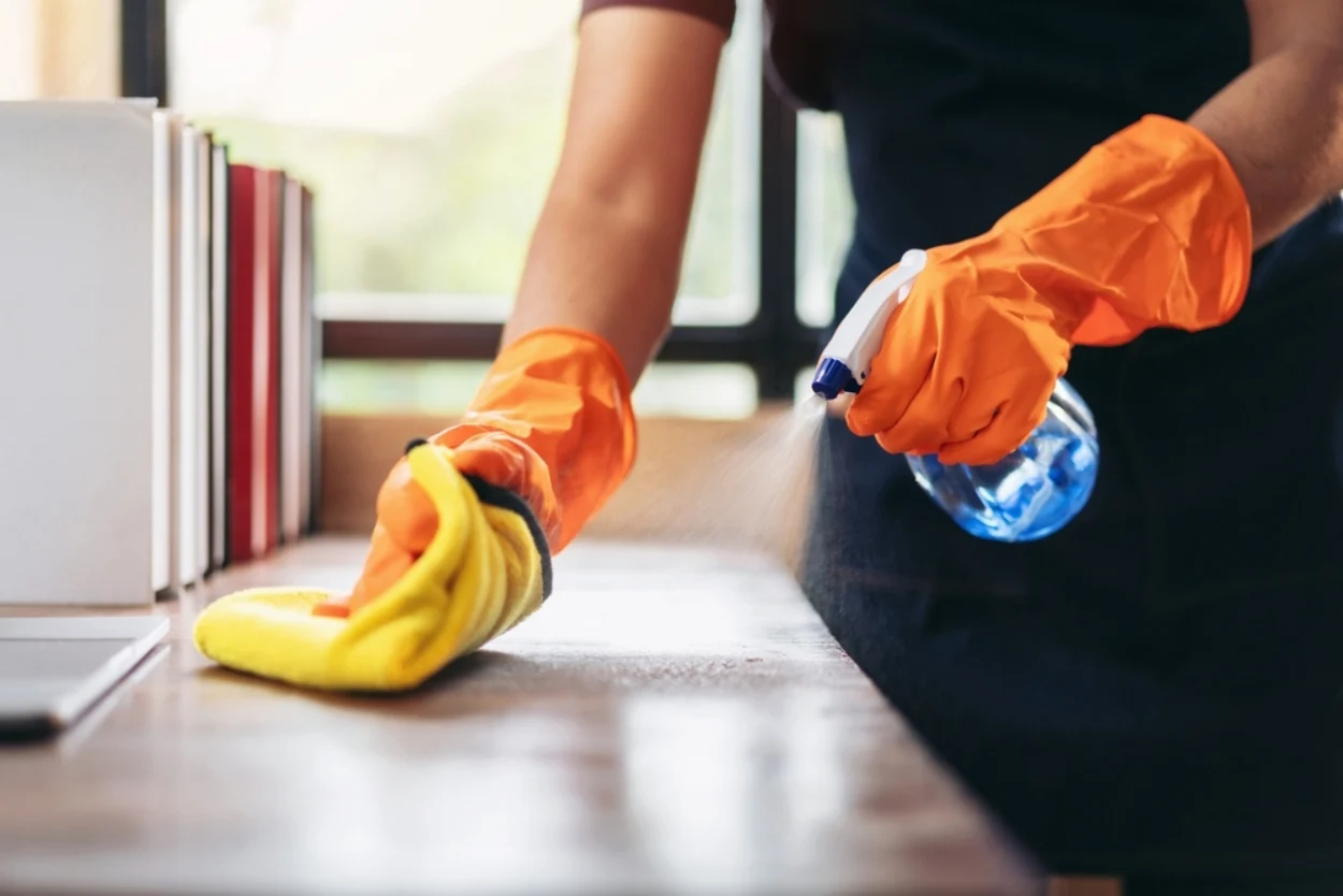 Pericolul invizibil din spray-urile dezinfectante: substanțele chimice provoacă leziuni pulmonare