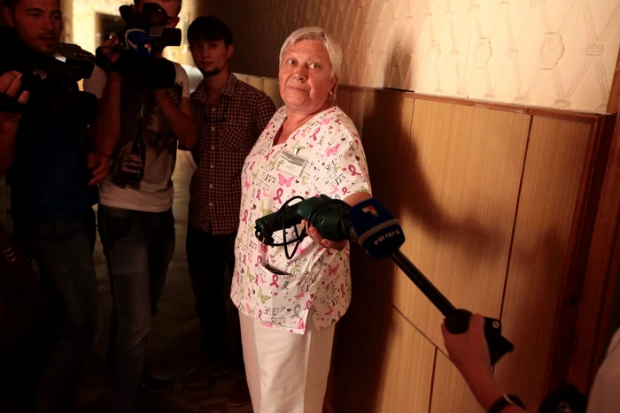 Medicul Eugenia Muraviova ne arată bormaşina utilizată în operaţie FOTO: Andrei Rizescu