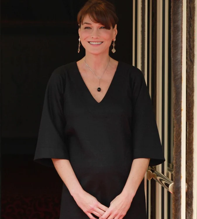 Carla Bruni a dat naştere unei fetiţe