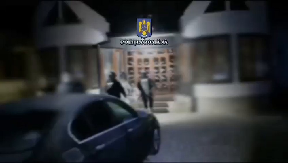 Arsenal găsit în locuința unui tânăr din Târgu Jiu suspectat de proxenetism VIDEO 