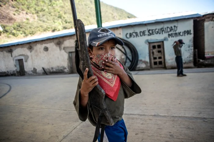 Brigadele de puşti de 5-15 ani patrulează pe străzi pentru a menţine ordinea şi disciplina Fotografii: Profimedia