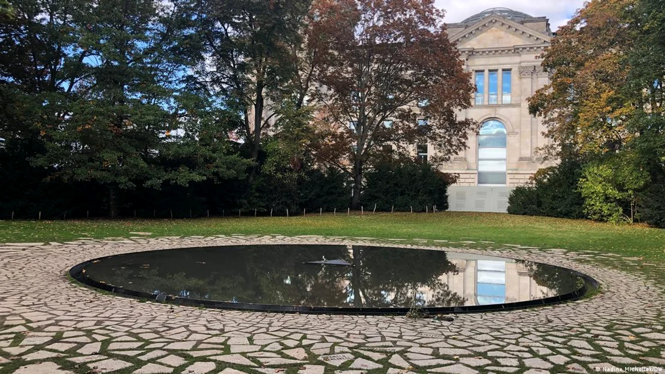 Monument la Berlin în memoria etnicilor sinti şi romi ucişi de nazişti