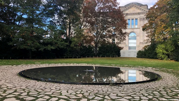 Monument la Berlin în memoria etnicilor sinti şi romi ucişi de nazişti