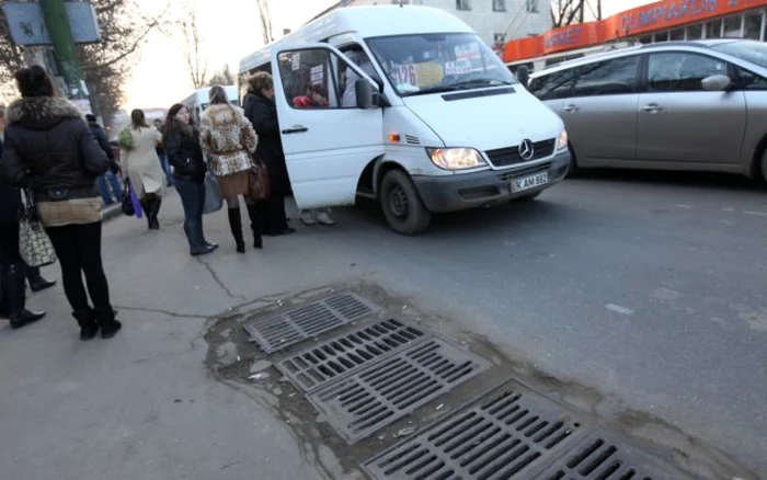 Aproape 12.000 de maşini de transport persoane, verificate săptămâna trecută FOTO Adevărul