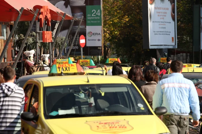 Taximetriştii ocupă abuziv colţurile intersecţiilor FOTO Adevarul