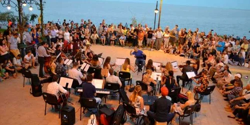 Orchestra Academiei de Muzică Cluj-Napoza pe faleza Cazinoului din Constanţa Sursa Sunsert Sea-mphony