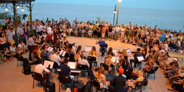 Orchestra Academiei de Muzică Cluj-Napoza pe faleza Cazinoului din Constanţa Sursa Sunsert Sea-mphony