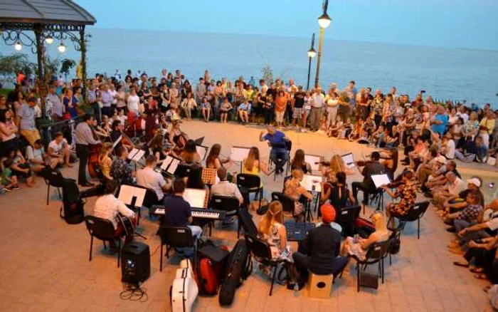 Orchestra Academiei de Muzică Cluj-Napoza pe faleza Cazinoului Sursa Sunsert Sea-mphony