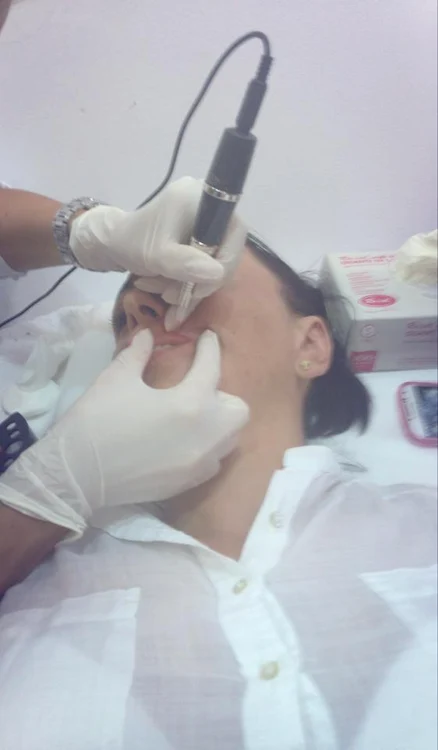 Bruneta este foarte încântată de cursul la care s-a înscris