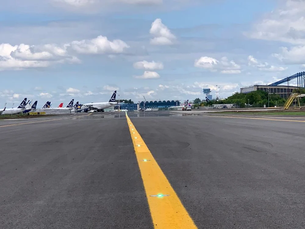 
    Așa arată după modernizare calea de rulare ”Delta” de pe Aeroportul OtopeniFoto: CNAB  