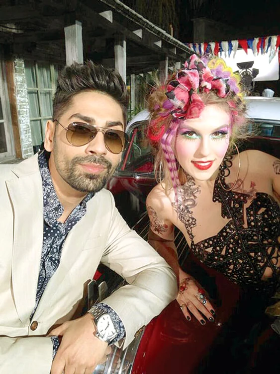 
    Connect-R şi Corina au filmat împreună şi un videoclip  
