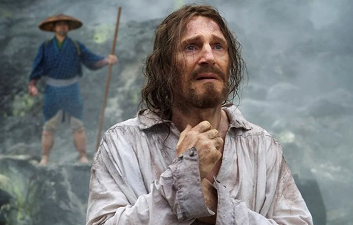 Liam Neeson joacă rolul preotului Ferreira în filmul „Silence“, regizat de Martin Scorsese FOTO Cinemagia