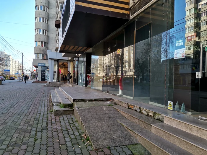 Intrarea principală arată neîngrijit, cu elemente deteriorate FOTO: A.M.