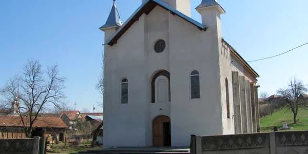 Clopotele bisericii greco-catolice din Mihalţ au împărţit comunitatea din zonă