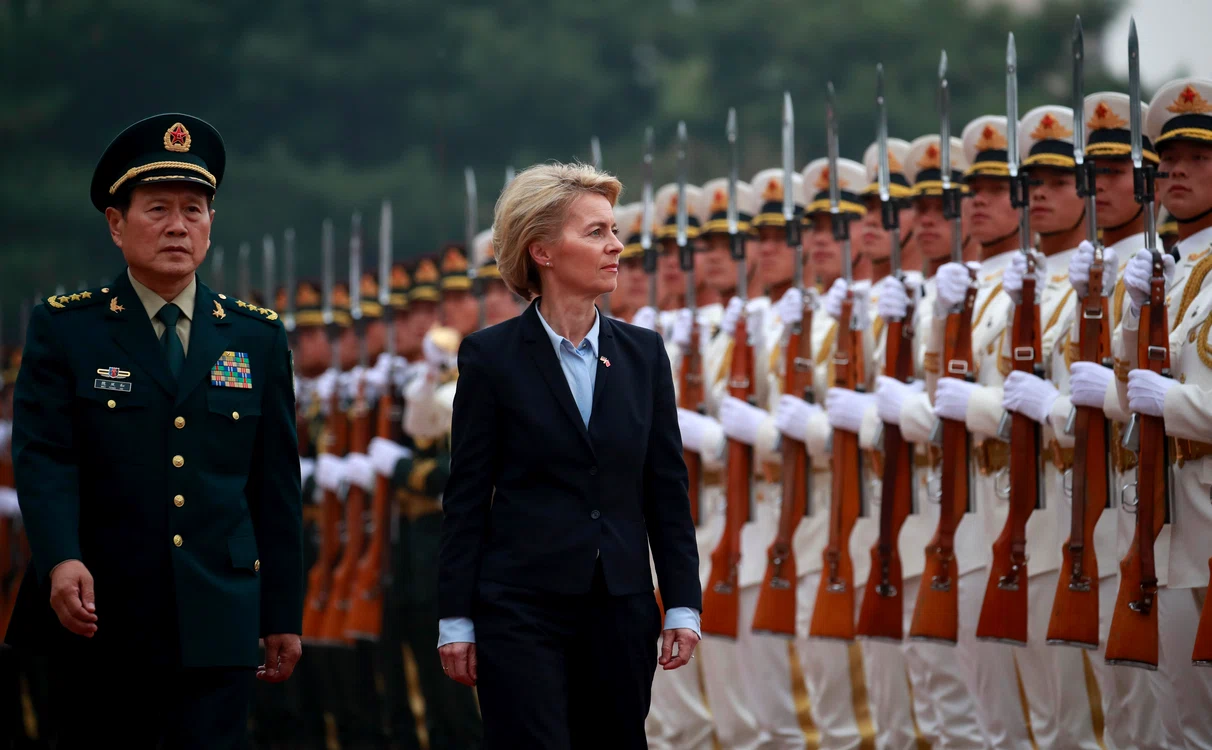 Leyen, în acel moment ministru al Apărării, trece în revistă garda de onoare chineză FOTO EPA-EFE