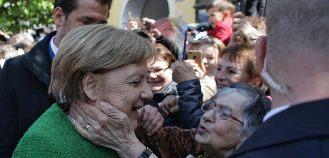 Angele Merkel, primită cu căldură de cetăţenii Sibiului. FOTO Inquam Photos / Octav Ganea
