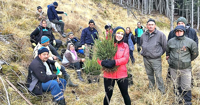 În primăvară, a mai plantat 100 de arbori în Transilvania
