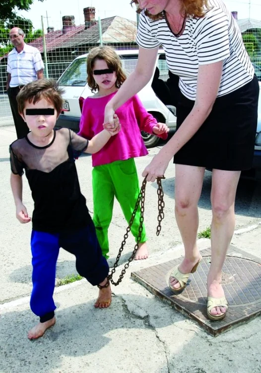 
    Momentul în care cei doi copii din Iași, ținuți în lanțuri de părinți, au fost eliberați  