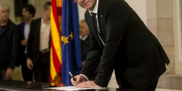 Preşedintele catalan Carles Puigdemont semnează documentul care proclamă Republica Cataloniană ca stat independent în Parlamentul Cataluniei la Barcelona Spania FOTO EPA-EFE / Quique Garcia