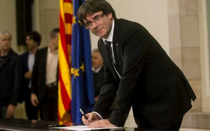 Preşedintele catalan Carles Puigdemont semnează documentul care proclamă Republica Cataloniană ca stat independent în Parlamentul Cataluniei la Barcelona, Spania FOTO EPA-EFE / Quique Garcia