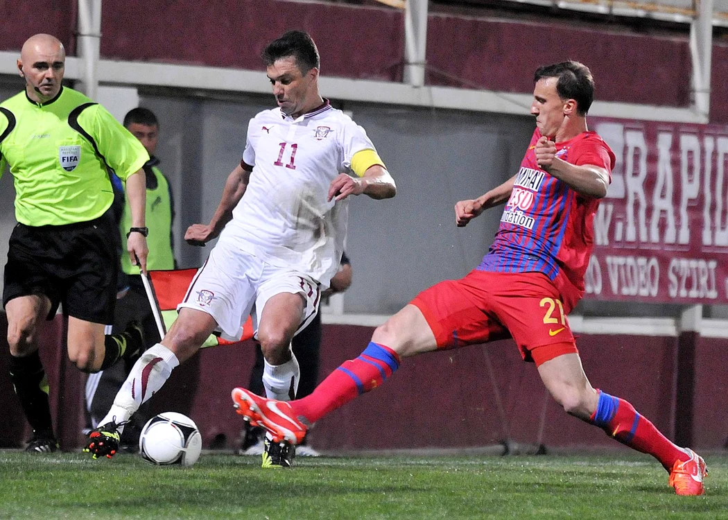 Daniel Pancu (stânga) a trecut de la duelurile cu Vlad Chiricheş în Rapid - Steaua la partide de „B“