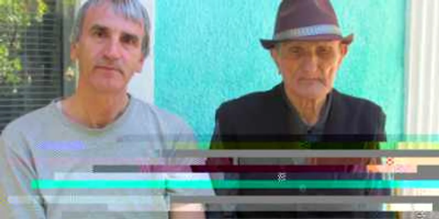 Constantin Mereuţă (100 de ani), alături de fiul Costică, născut în 1950, anul în care judeţul Tutova (dreapta) a dispărut de pe hartă