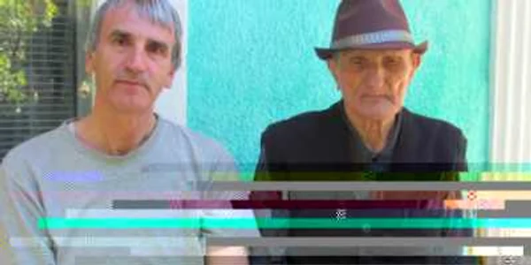 Constantin Mereuţă (100 de ani), alături de fiul Costică, născut în 1950, anul în care judeţul Tutova (dreapta) a dispărut de pe hartă