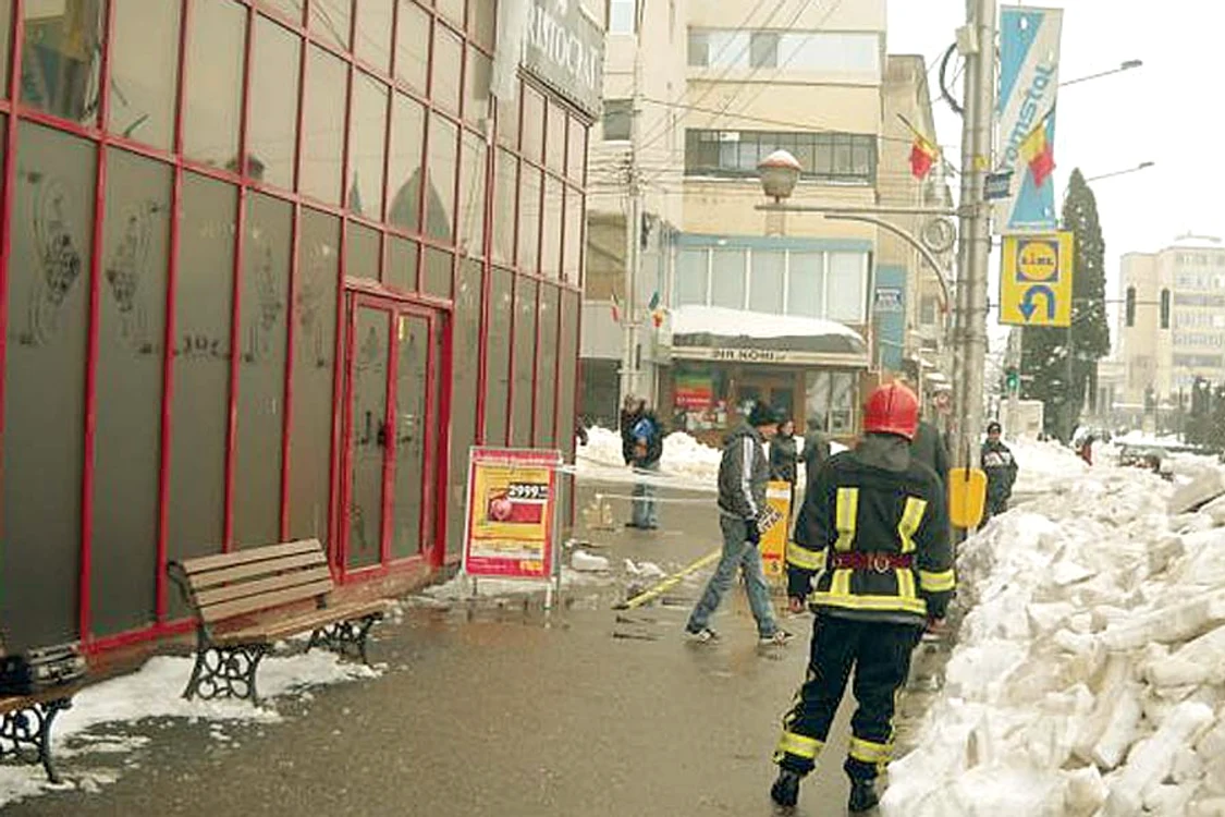 Câteva bucăți de  gheață au căzut  pe trotuarul din  fața clădirii (FOTOGRAFII: Andrei Balaban, Adevărul )