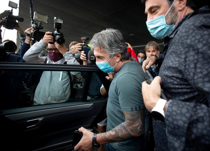 
    Jorge Messi a dialogat cu ziariștii la ieșirea din aeroportul de la BarcelonaFoto: EPA-EFE  