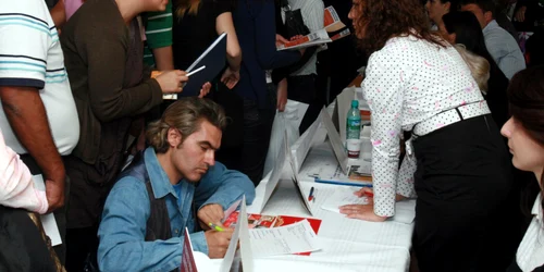 Tinerii absolvenţi clujeni vor urma cursuri gratuite de perfecţionare. FOTO: Arhivă