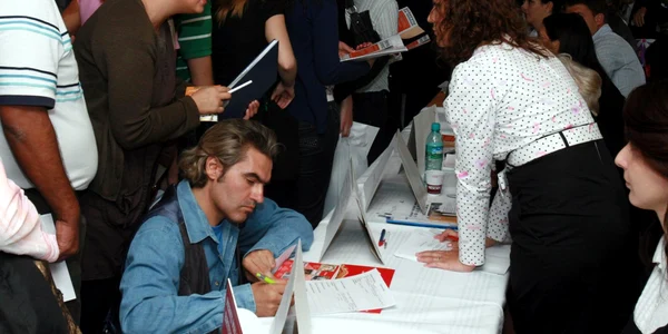 Tinerii absolvenţi clujeni vor urma cursuri gratuite de perfecţionare. FOTO: Arhivă