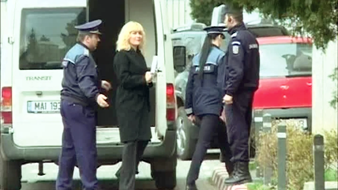 
    Fostul ministru a apărut ieri la DNA cu părul ondulat, cum îl avea la 18 ani  